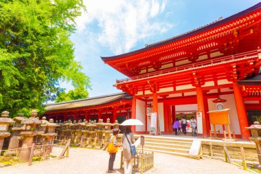 Kasuga-Taisha tapınak ön kapı mavi gökyüzü Nara H
