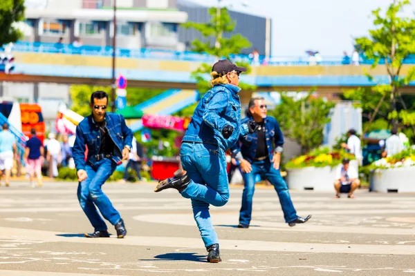 Rockabillly bende mannen Jeans Twist dans Yoyogi Park — Stockfoto