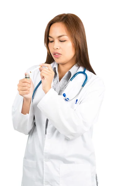 Mujer asiática doctor iluminación cigarrillo lejos v —  Fotos de Stock