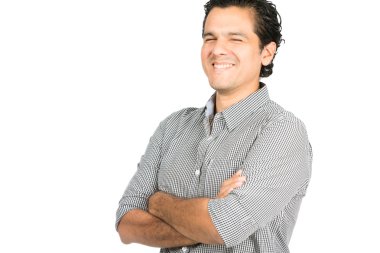 Yakışıklı Latino adam silah gülüyor izole katlanmış