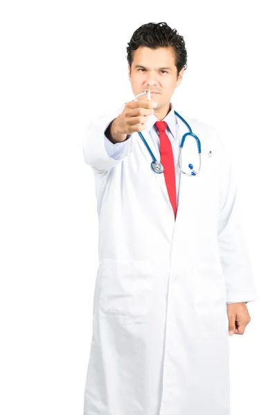 タバコが壊れてヒスパニック系男性医師保持アウト — ストック写真