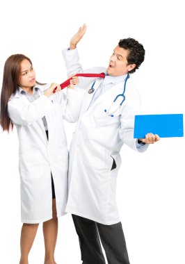 Kızgın erkek doktor erkek meslektaşı V saldırı