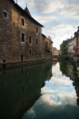 Palais de l'Isle yan kanal Annecy eski şehir