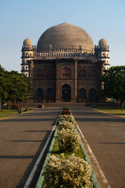 Golgumbaz Mausoleum voordeur loopbrug Divider — Stockfoto