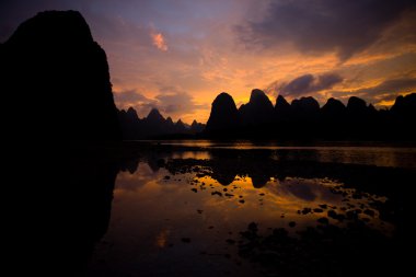 Ünlü Karst dağlar kırmızı günbatımı Xingping Çin