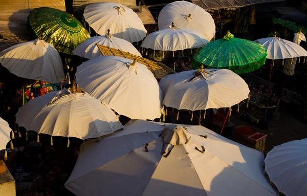 Many Oversized Umbrellas Shade Market Bali — Stock Photo, Image
