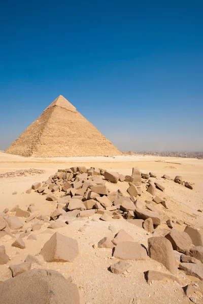 Stora pyramiden Chefren Giza Cairo stadsbilden vertikal — Stockfoto