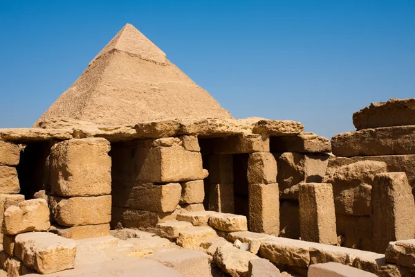 Stora Pyramid begravningsurnor tempelruiner Chefren Giza — Stockfoto