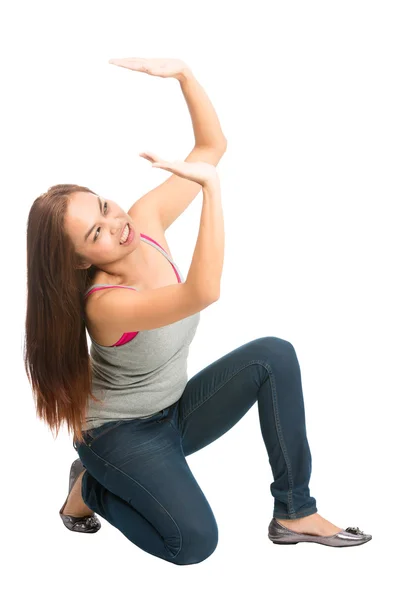 Donna che sostiene l'oggetto caduta sopra spingendo verso l'alto Foto Stock