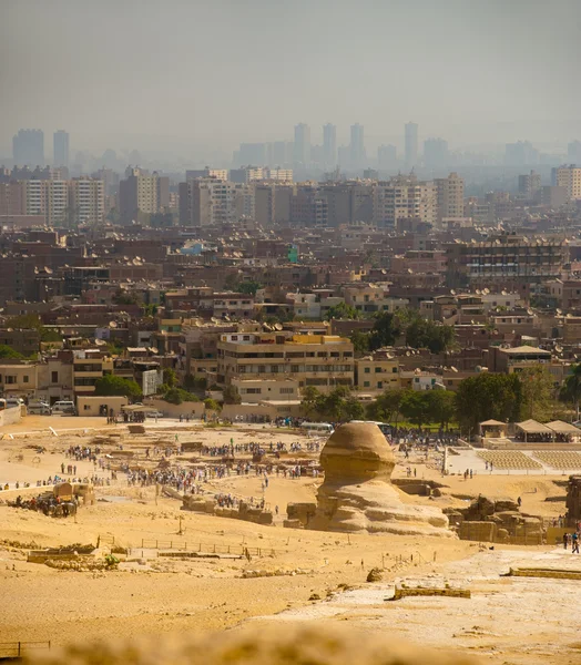 狮身人面像沙漠在吉萨开罗城市天际线 — 图库照片