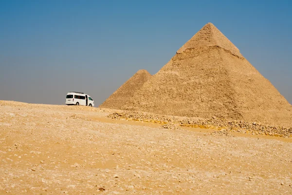 Turist passagerare Van stora pyramiderna i Giza Cairo — Stockfoto