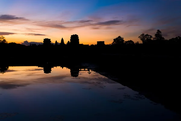 Angkor Wat Silhouette Sunrise reggeli tükrözi — Stock Fotó