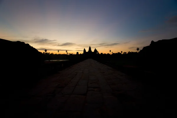 Passerelle de Sunrise Silhouette du Temple Angkor — Photo