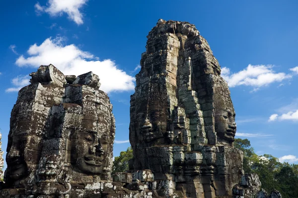 Deux tours Happy Faces Bayon Temple compressé — Photo