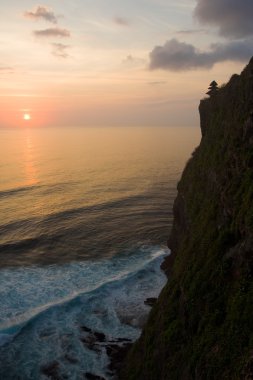 Uluwatu Balinese Tapınağı kayalıklarla Ocean View günbatımı