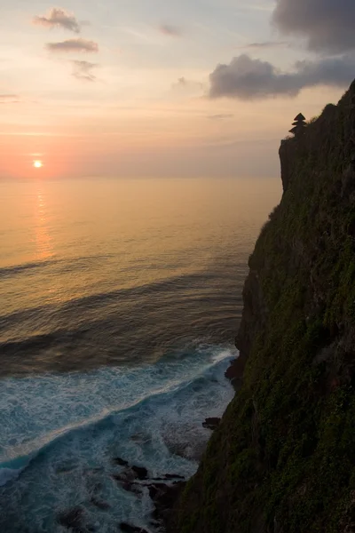 Uluwatu Balinese Tapınağı kayalıklarla Ocean View günbatımı