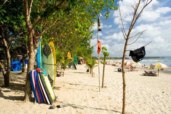 Ενοίκιο ιστιοσανίδες Bodyboards Kuta παραλία τουρίστες — Φωτογραφία Αρχείου