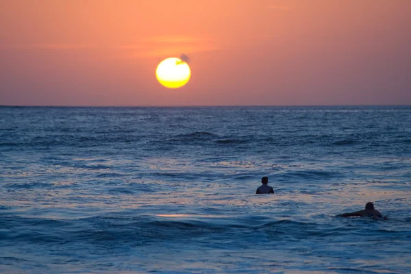 Surfaři na koni, pozorování západu slunce Kuta Bali oceán — Stock fotografie