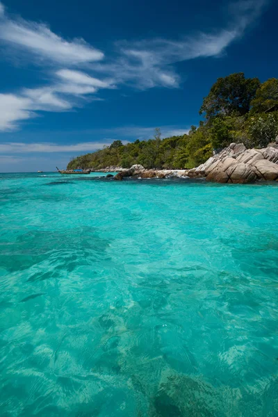 Crystal Clear tropische Water rotsachtige kustlijn Lipe — Stockfoto