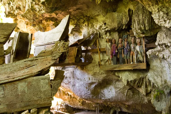 Rakve podobiznami jeskyně visí městě Rantepao Tana Toraja — Stock fotografie