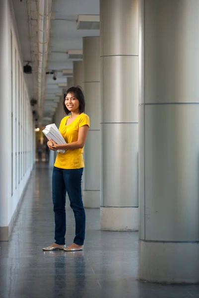 College Student Full Length portret gelukkig — Stockfoto