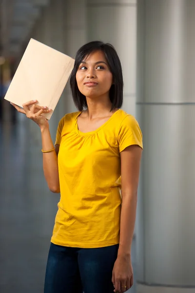 Nadenkend College Student boek opgeheven — Stockfoto