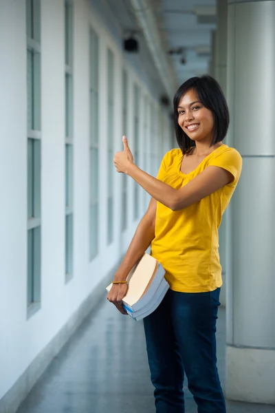 College Student geel Thumbs Up Front gang — Stockfoto