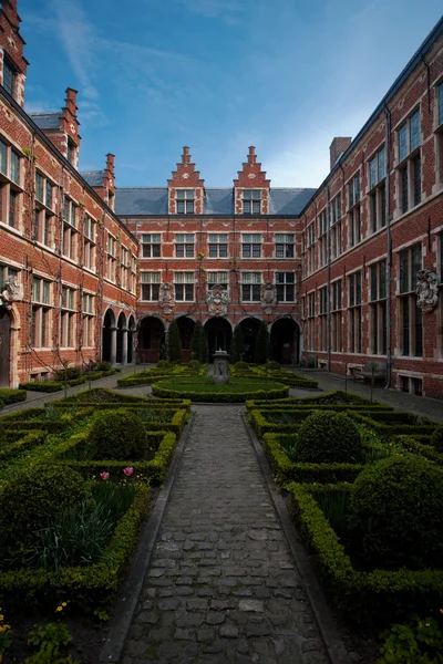 Manicured European Garden Courtyard Antwerp Vertical — Stock Photo, Image