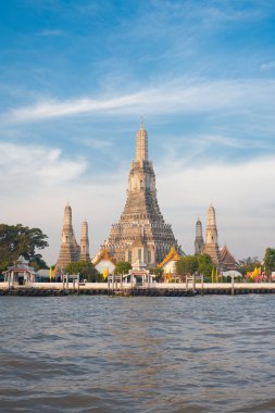 WAT Arun şafak Tapınağı mavi gökyüzü dikey
