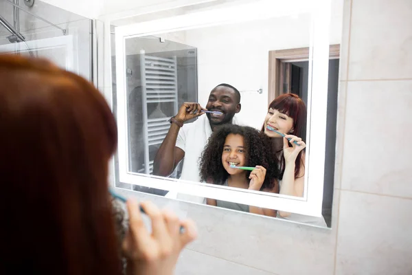 Familie hebben plezier tijdens het reinigen van tanden samen — Stockfoto