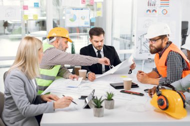 İnşaat projesinde çalışan çok ırklı iş adamları