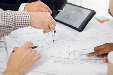 İnsanların yeni bina çizim projesini kapat