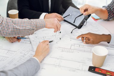 İnsanların yeni bina çizim projesini kapat