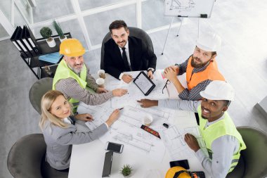 İnşaat planı oluşturmak için ortaklar ofiste toplanıyor