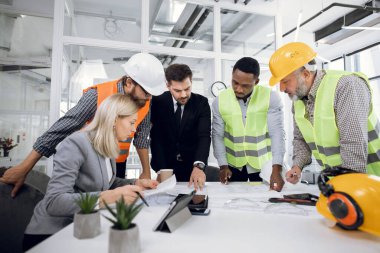 Ayrıntılı planlar üzerinde çalışan çeşitli uzmanlar