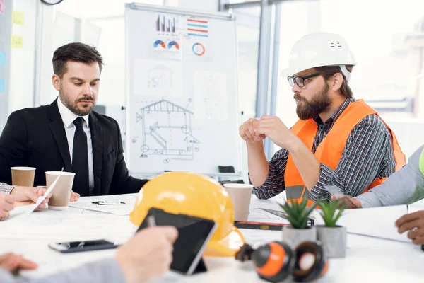 Equipe de projeto de planejamento de designers de construção no escritório — Fotografia de Stock