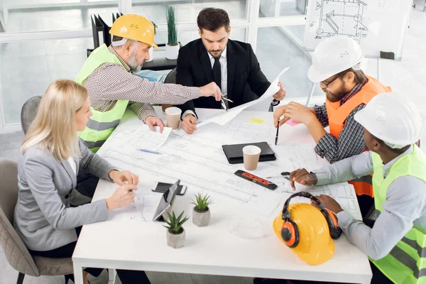 Empresários multirraciais que trabalham no projecto de construção — Fotografia de Stock