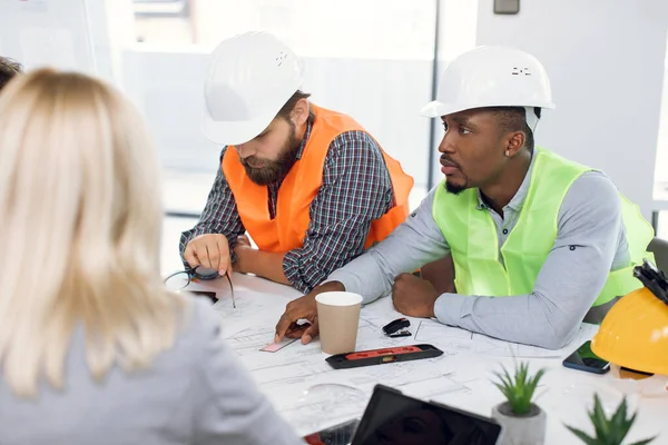 Trabalhadores de escritório multirracial tendo reunião sobre construção — Fotografia de Stock