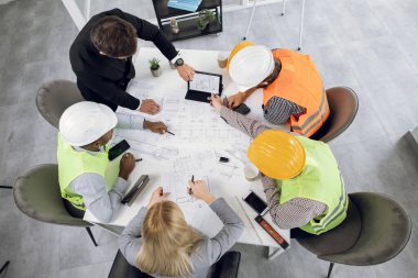 Ofiste planları tartışan çok ırklı meslektaşlar