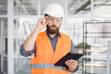 Kapalı alanda dijital tabletle poz veren becerikli bir sanatçı