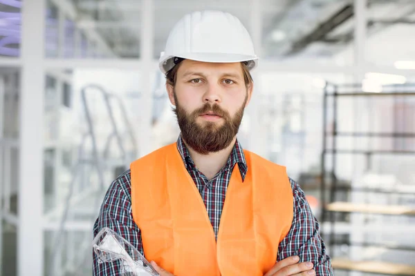 İş yerinde üniforma ve şapka takan müteahhit portresi.