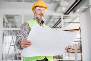 İnşaat projesinde kalifiye mühendis