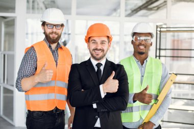 Çok kültürlü ortaklar gülümsüyor ve onay veriyorlar.