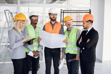 İnşaat sürecini kontrol eden beş farklı kişi