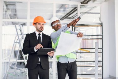 Sanayi planını denetleyen iki etnik gruptan oluşan bir grup.