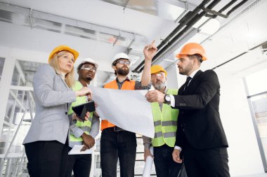 İşletme ortakları planlarla inşaat üzerinde duruyorlar