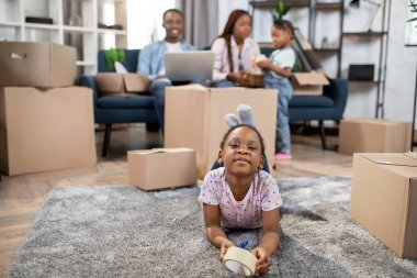 Afrikalı aile yeni daireye taşınmak için kutu paketliyor