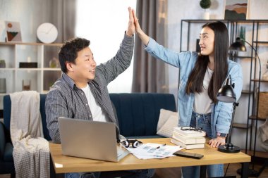 Başarılı bir görüşmeden sonra serbest çalışanlar beşlik çakıyor.