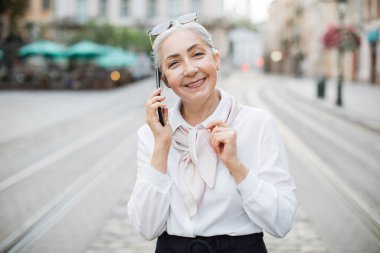 Akıllı telefondan arayan son sınıf güzeli kadın.