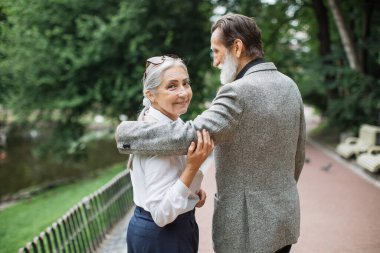 Mutlu olgun çift parkta boş vakit geçiriyor.